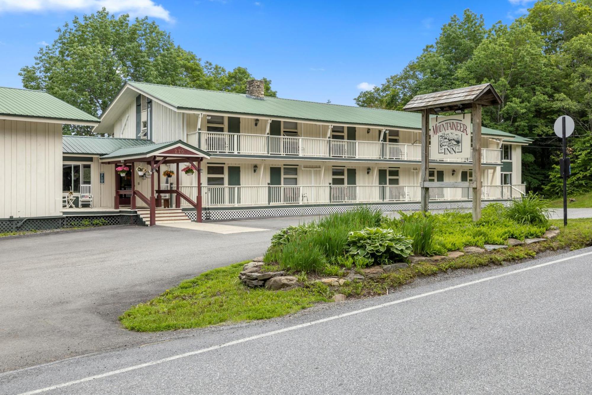Mountaineer Inn ウェスト・ドーバー エクステリア 写真